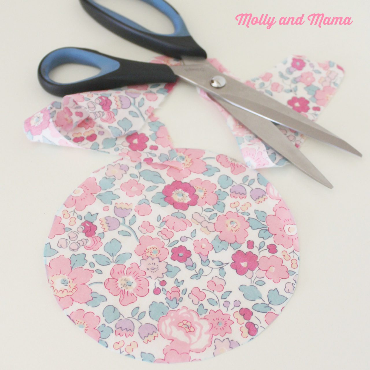 Make a fabric YoYo with Molly and Mama